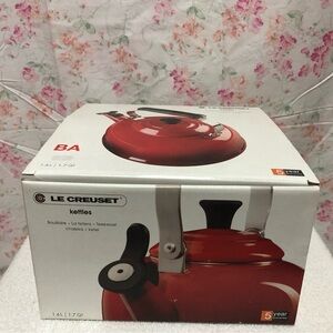 Le Creuset Enamel on Steel 1.7 Quart Classic Whistling Kettle, White - New